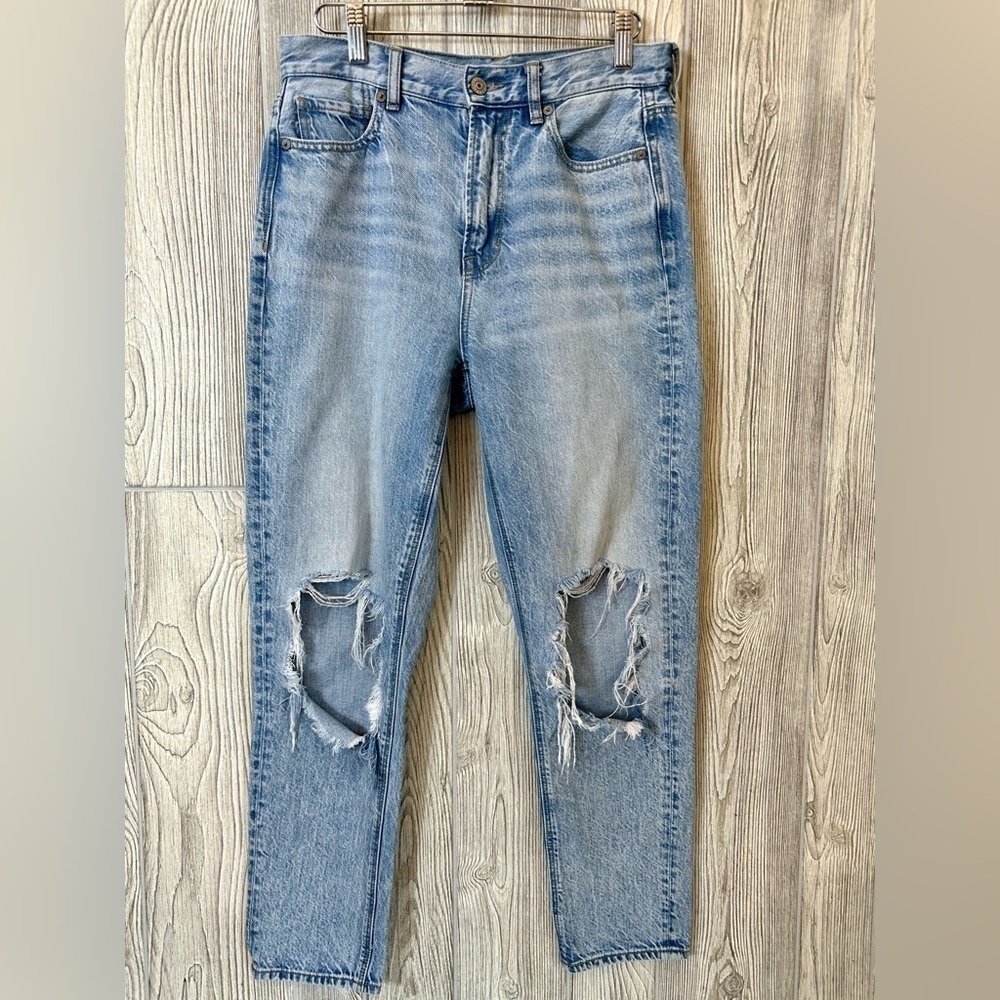 AMERICAN EAGLE MOM Jeans Size 4 Distressed Knees Summer Denim Light Wash - Picture 2 of 9